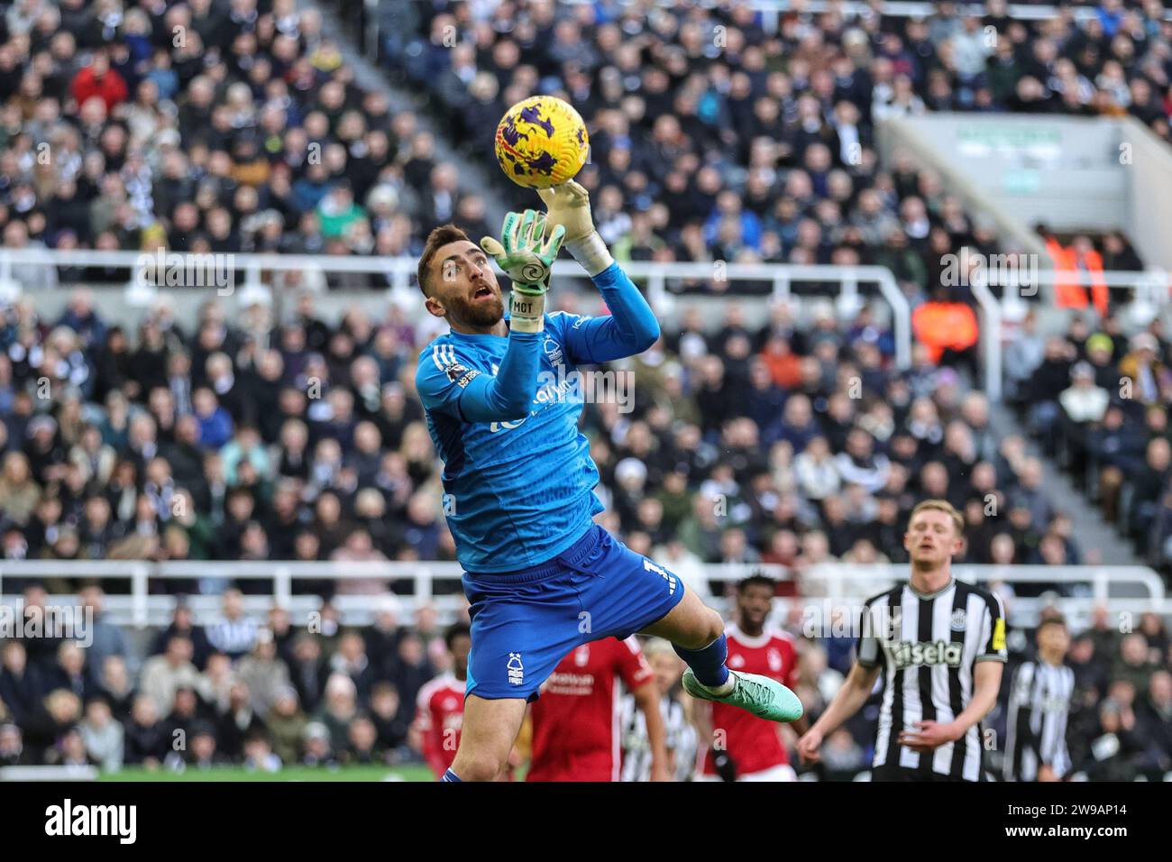 Newcastle, Regno Unito. 26 dicembre 2023. Matt Turner del Nottingham Forest raccoglie il pallone durante la partita di Premier League Newcastle United contro Nottingham Forest a St. James's Park, Newcastle, Regno Unito, 26 dicembre 2023 (foto di Mark Cosgrove/News Images) a Newcastle, Regno Unito il 12/26/2023. (Foto di Mark Cosgrove/News Images/Sipa USA) credito: SIPA USA/Alamy Live News Foto Stock