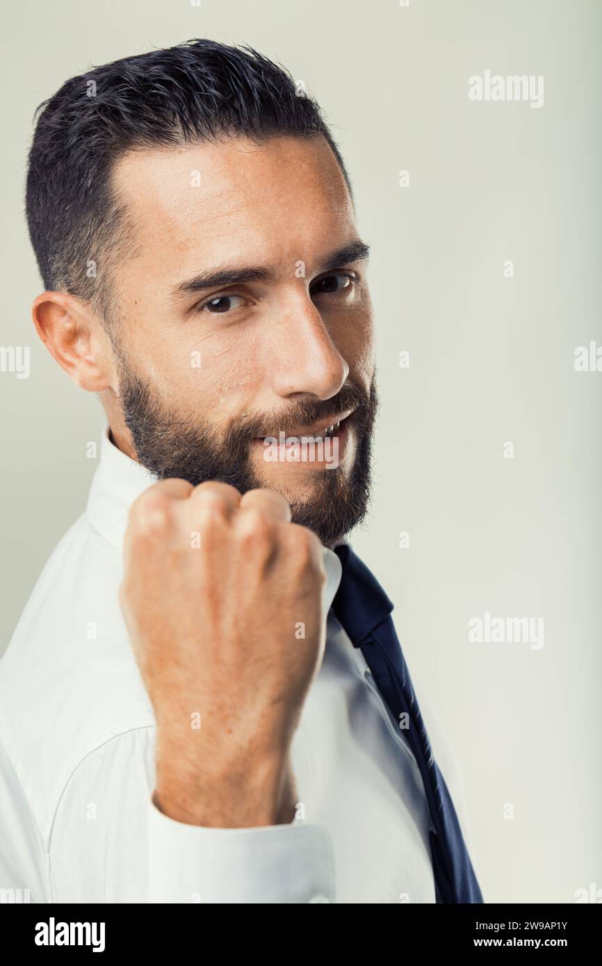 Un dirigente guidato in abbigliamento aziendale dimostra un segno di empowerment personale Foto Stock