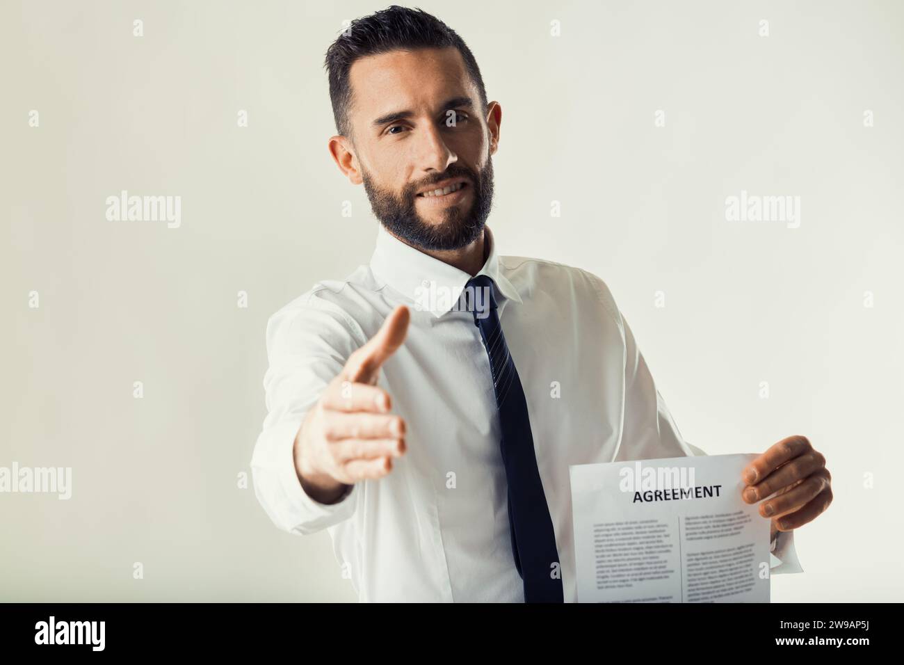 Un uomo professionista presenta un accordo con un comportamento serio e persuasivo Foto Stock