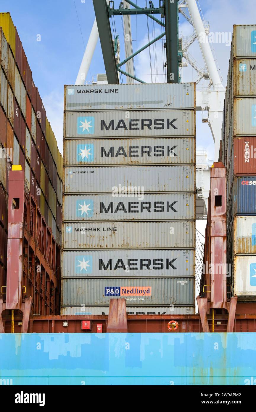 Miami, Florida, USA - 1° dicembre 2023: Container impilati in alto sul fianco di una nave container nei moli di Miami Foto Stock