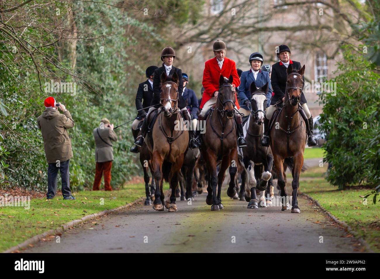 Hagley, Worcestershire, Regno Unito. 26 dicembre 2023. I motociclisti si dirigono verso la corsia durante il giorno di Santo Stefano di Albrighton e Woodland Hunt presso Hagley Hall, Worcestershire. Crediti: Peter Lopeman/Alamy Live News Foto Stock