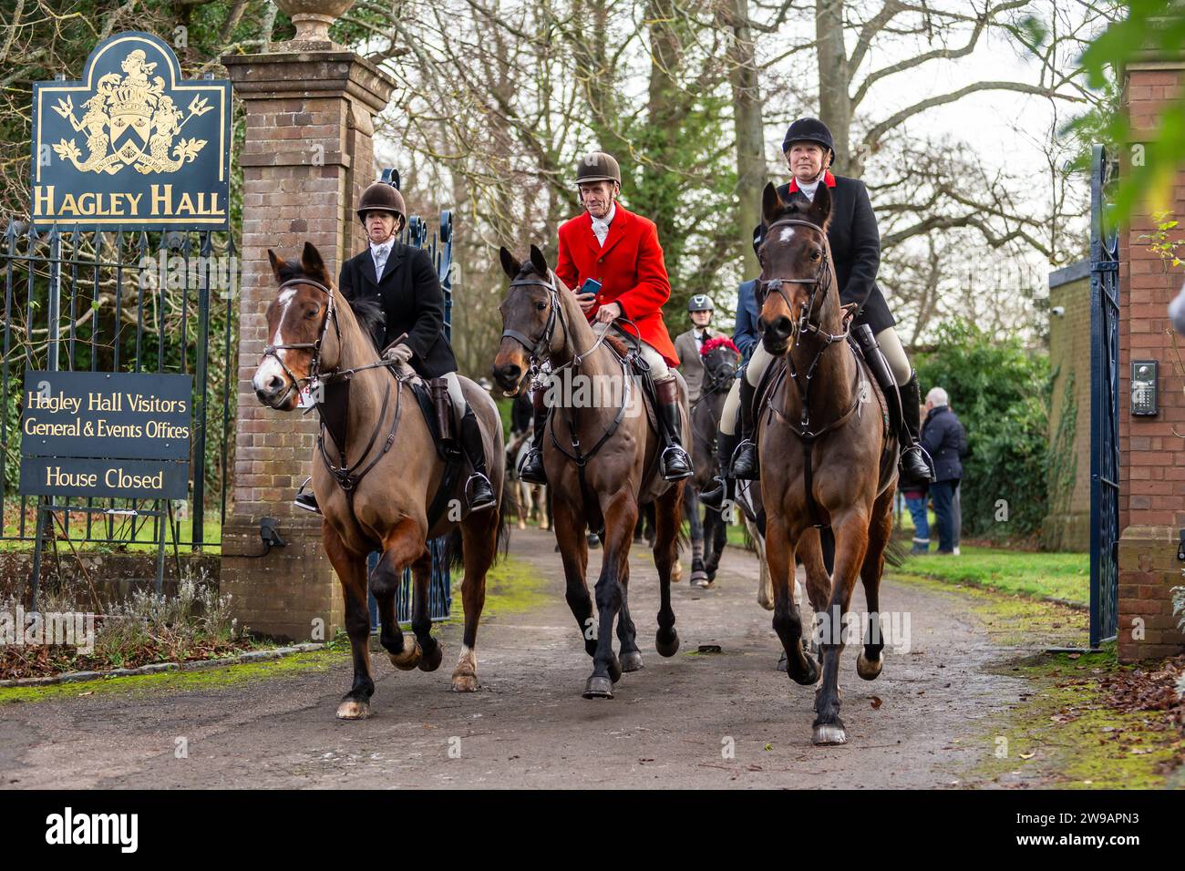 Hagley, Worcestershire, Regno Unito. 26 dicembre 2023. I motociclisti si dirigono verso la corsia durante il giorno di Santo Stefano di Albrighton e Woodland Hunt presso Hagley Hall, Worcestershire. Crediti: Peter Lopeman/Alamy Live News Foto Stock