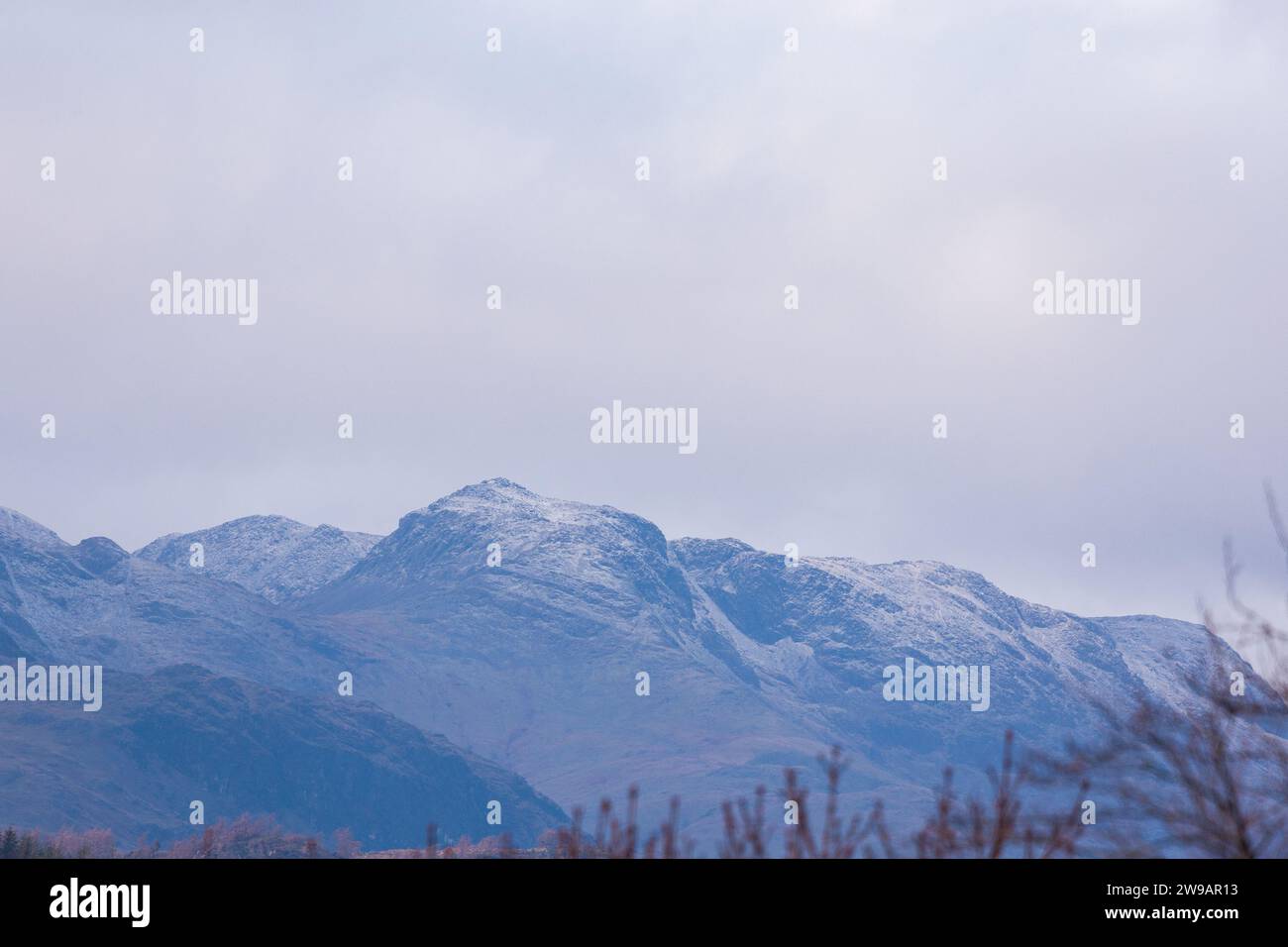 Cumbria, Regno Unito. 26 dicembre 2023. Tempo britannico.mattina spolveramento di neve sulle colline della Cumbria meridionale Fells della Cumbria meridionale viste dal villaggio di Windermere . Credito: Gordon Shoosmith/Alamy Live News Foto Stock