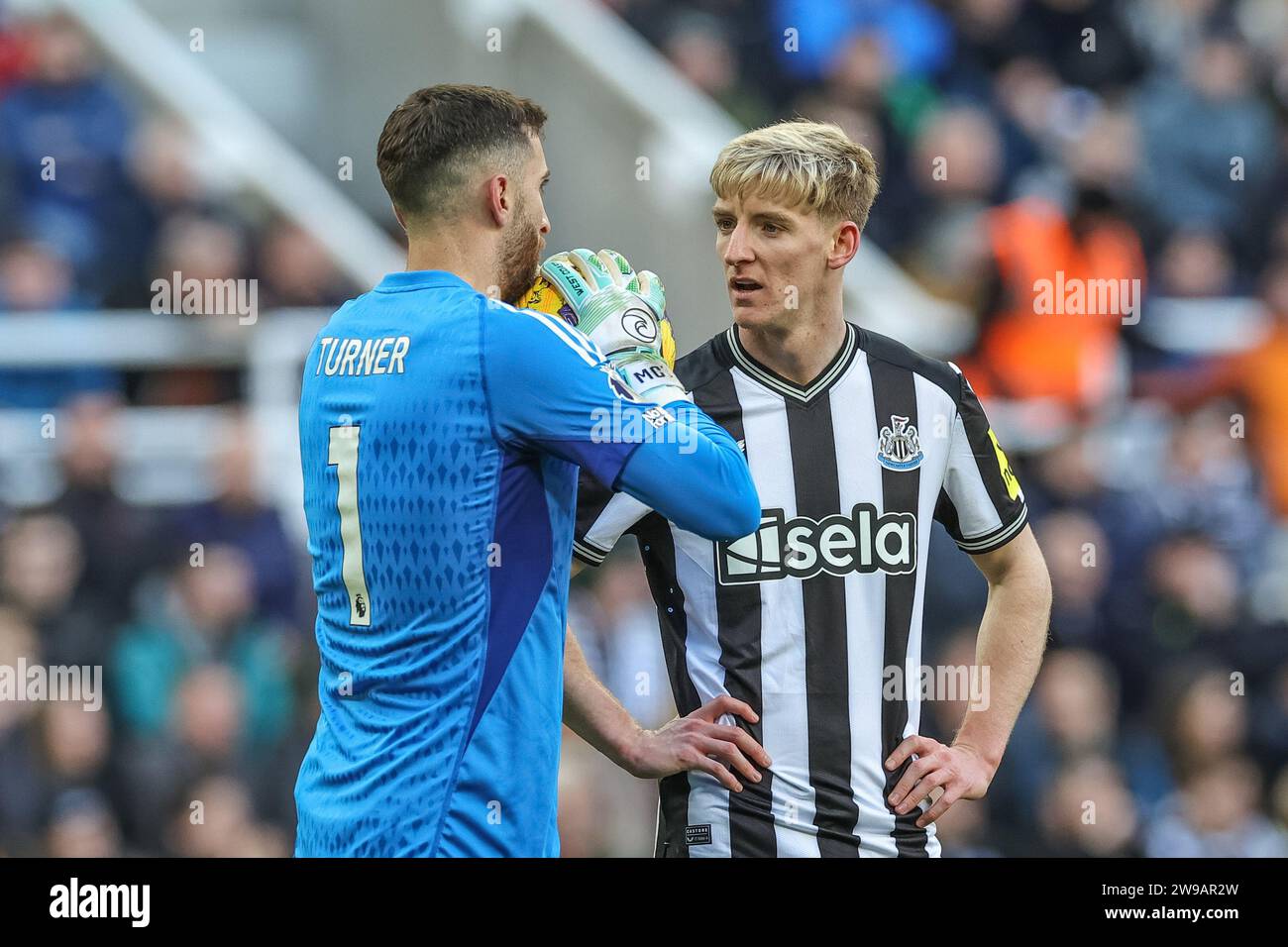 Newcastle, Regno Unito. 26 dicembre 2023. Anthony Gordon del Newcastle United parla con Matt Turner del Nottingham Forest per permettere al Newcastle di ottenere un rigore durante la partita di Premier League Newcastle United contro Nottingham Forest a St. James's Park, Newcastle, Regno Unito, 26 dicembre 2023 (foto di Mark Cosgrove/News Images) Credit: News Images Ltd/Alamy Live News Foto Stock