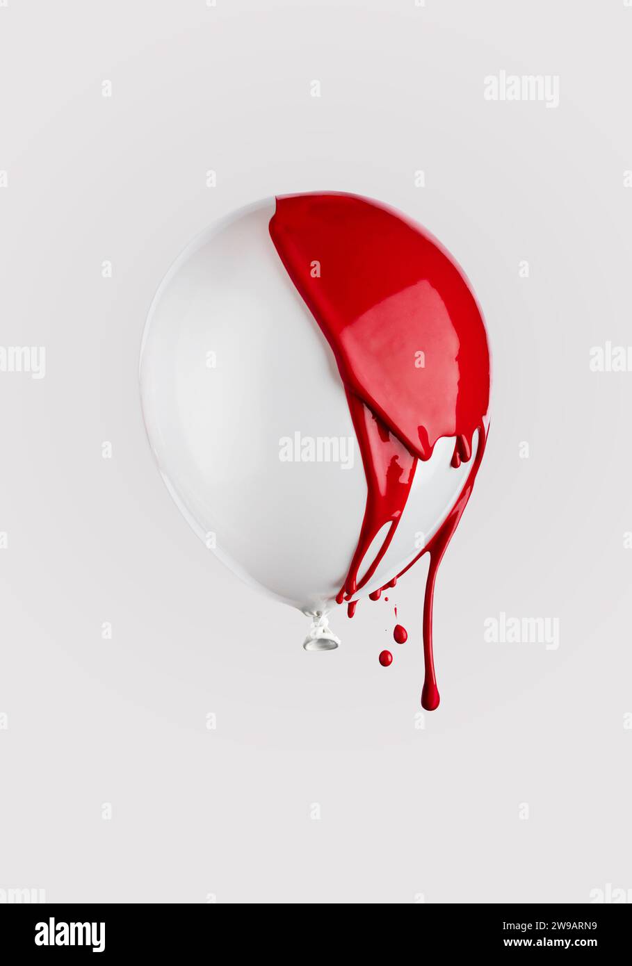Gocce di vernice rossa su un palloncino bianco che galleggia nell'aria. Design minimalista e alla moda. Foto Stock