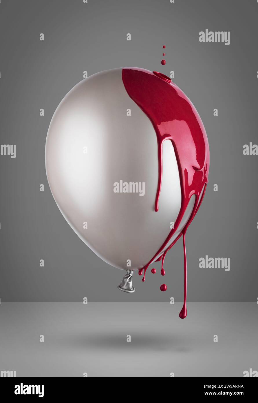 Palloncino grigio nell'aria ricoperto da gocciolamento di vernice rossa. Concept creativo minimalista e alla moda. Foto Stock