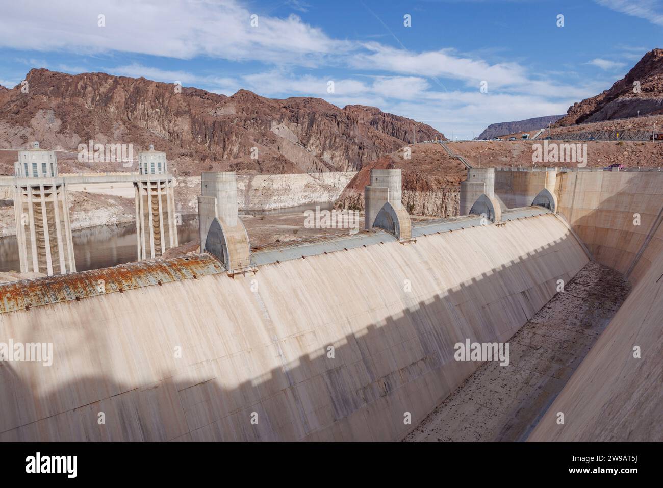 Una vista generale delle torri di aspirazione e di una fuoriuscita della diga di Hoover in Nevada, Stati Uniti. Immagine scattata il 7 dicembre 2023. © Belinda Jiao jiao.bilin@gmai Foto Stock