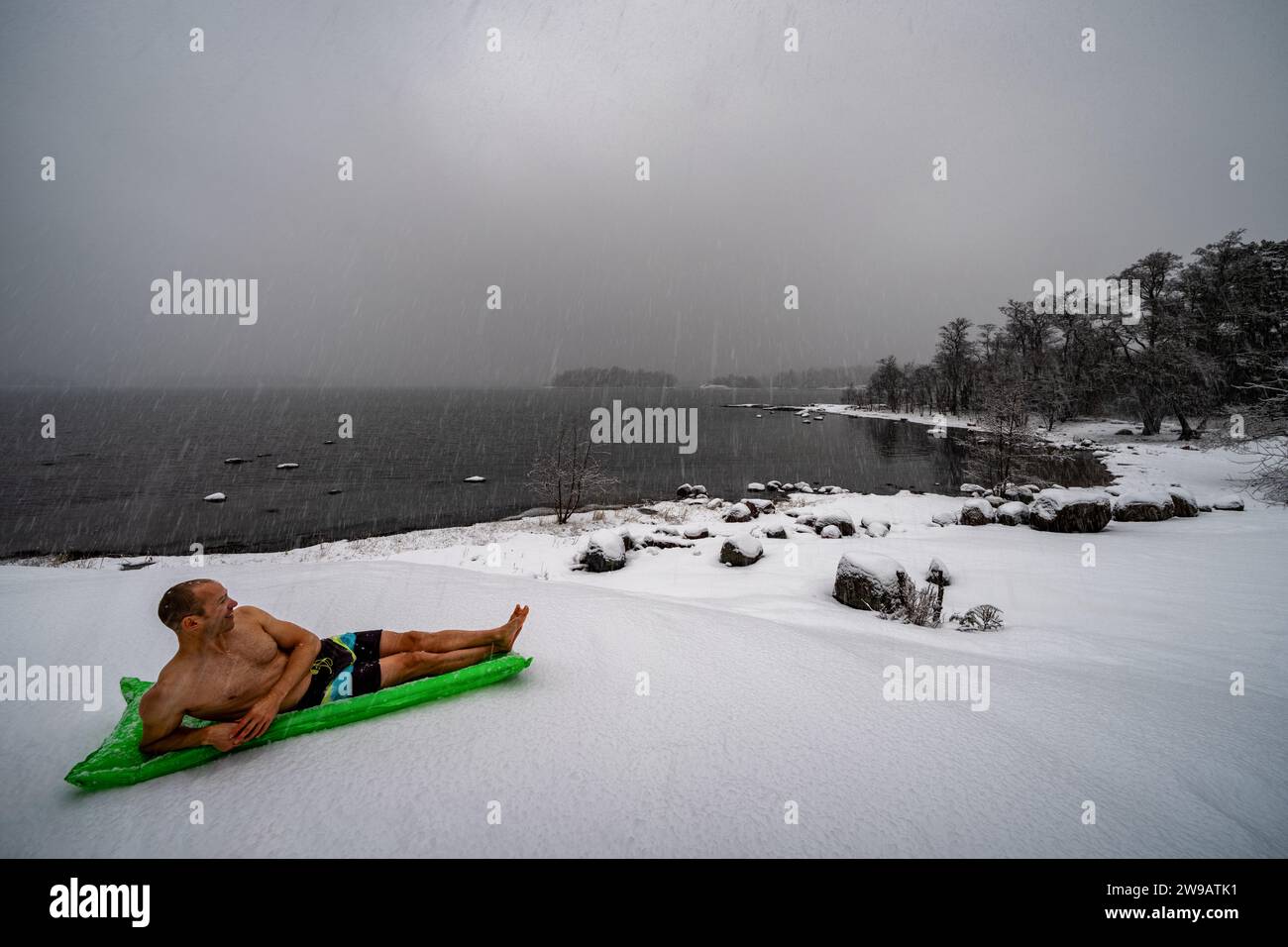 Prendere il sole a dicembre sull'isola di Gåsgrund, Espoo, Finlandia Foto Stock
