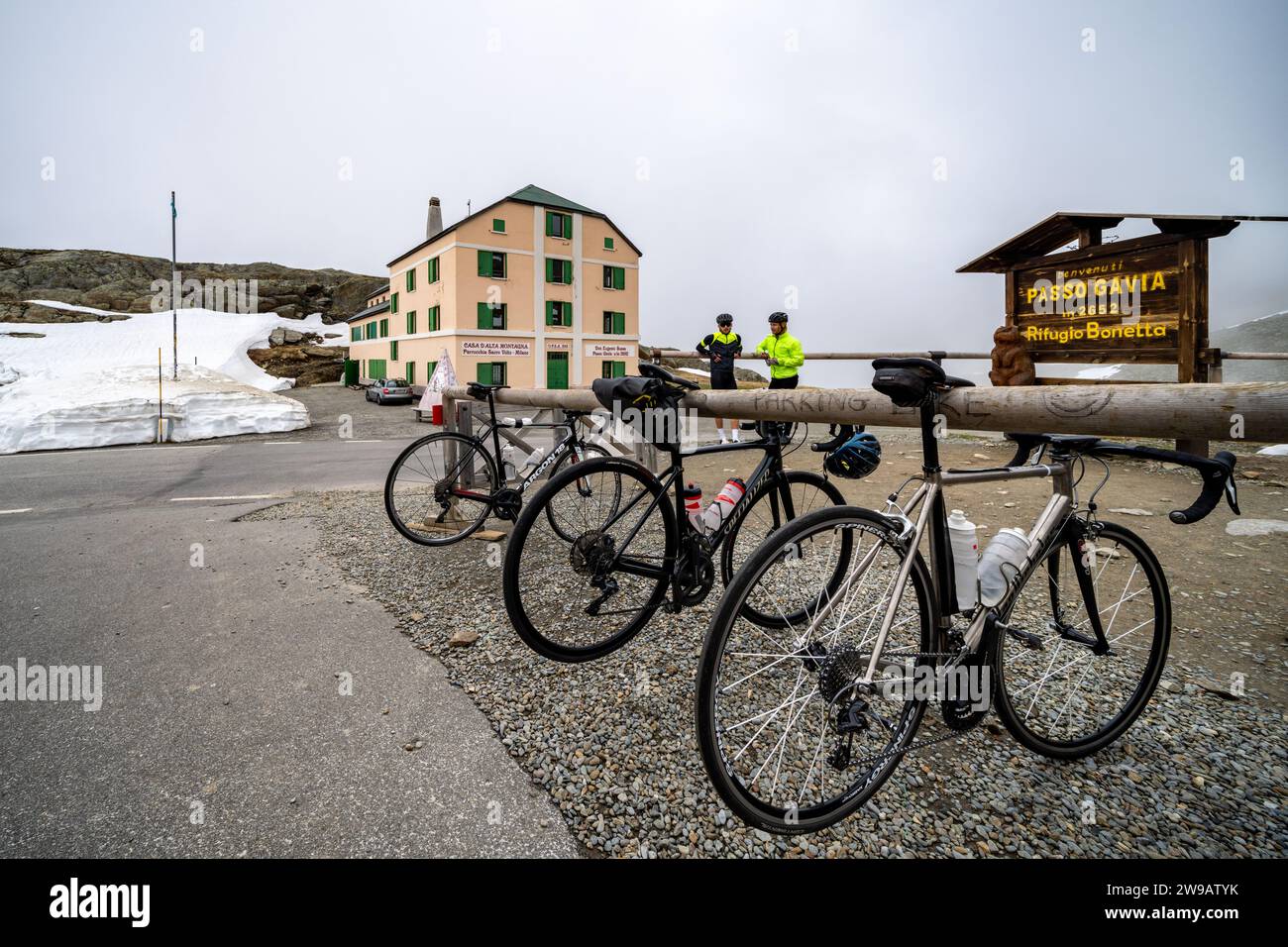 Parcheggio biciclette al Rifugio Arnaldo Berni sul passo Gavia, Italia Foto Stock