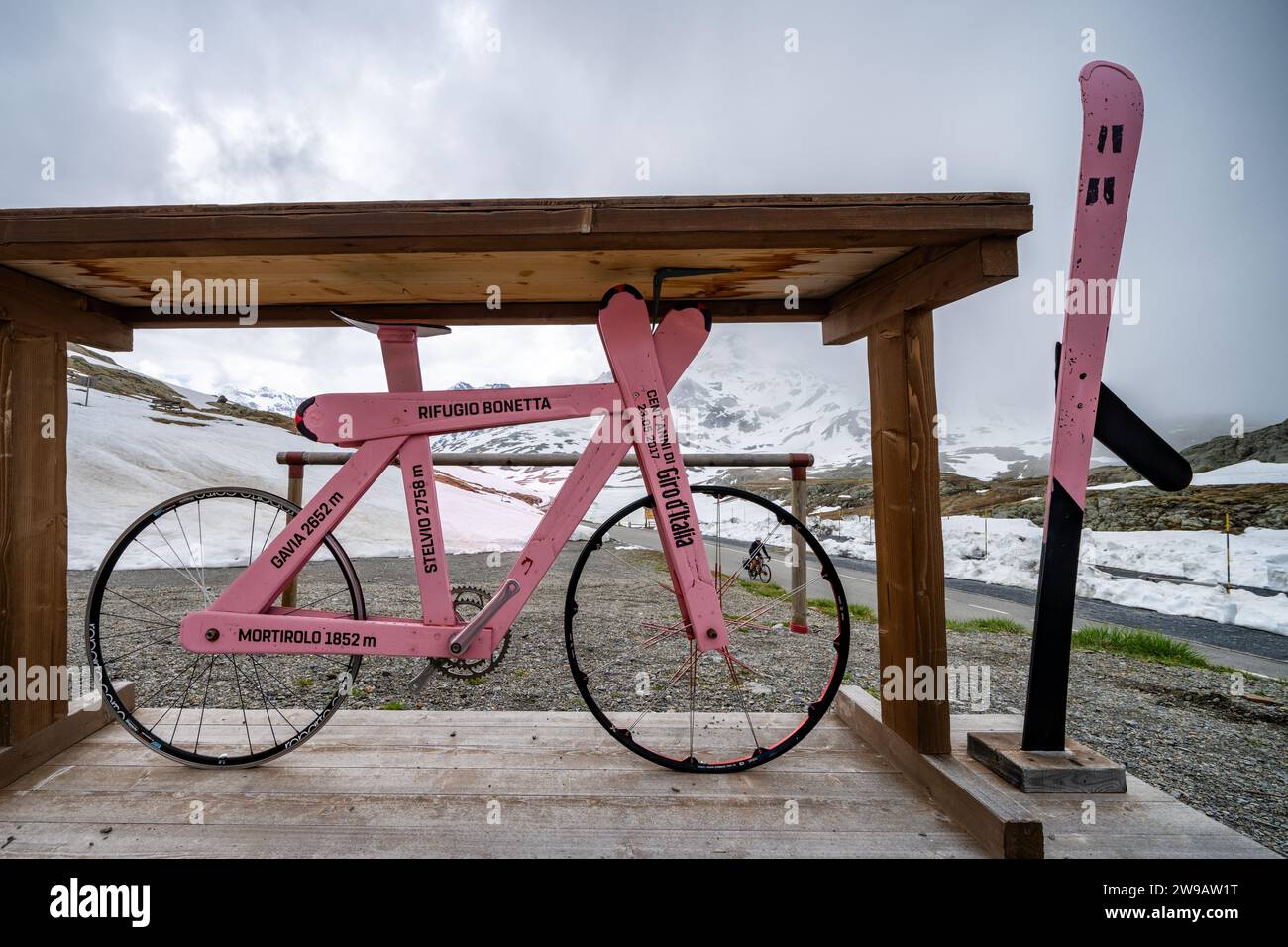 Una specie di bicicletta al Rifugio Arnaldo Berni sul passo Gavia, Italia Foto Stock