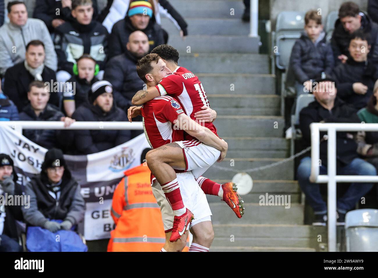 Newcastle, Regno Unito. 26 dicembre 2023. Chris Wood del Nottingham Forest celebra il suo obiettivo di raggiungere il 1-2 durante la partita di Premier League Newcastle United contro Nottingham Forest a St. James's Park, Newcastle, Regno Unito, 26 dicembre 2023 (foto di Mark Cosgrove/News Images) Credit: News Images Ltd/Alamy Live News Foto Stock