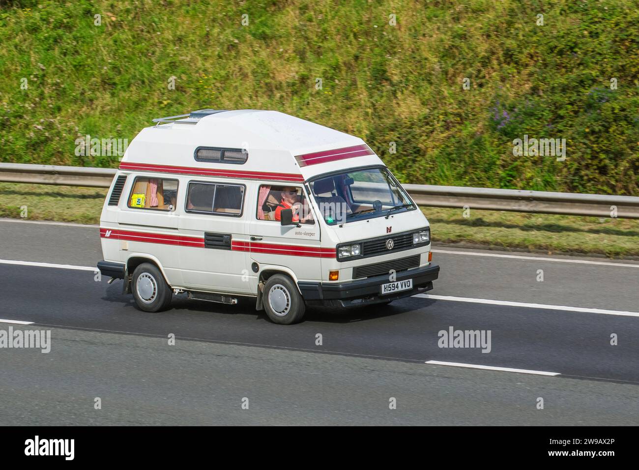 VW Volkswagen Transporter 1990 90 anni '90 78 CV grande MPV benzina camper da 1915 cc; viaggia a velocità sostenuta sull'autostrada M6 a Greater Manchester, Regno Unito Foto Stock