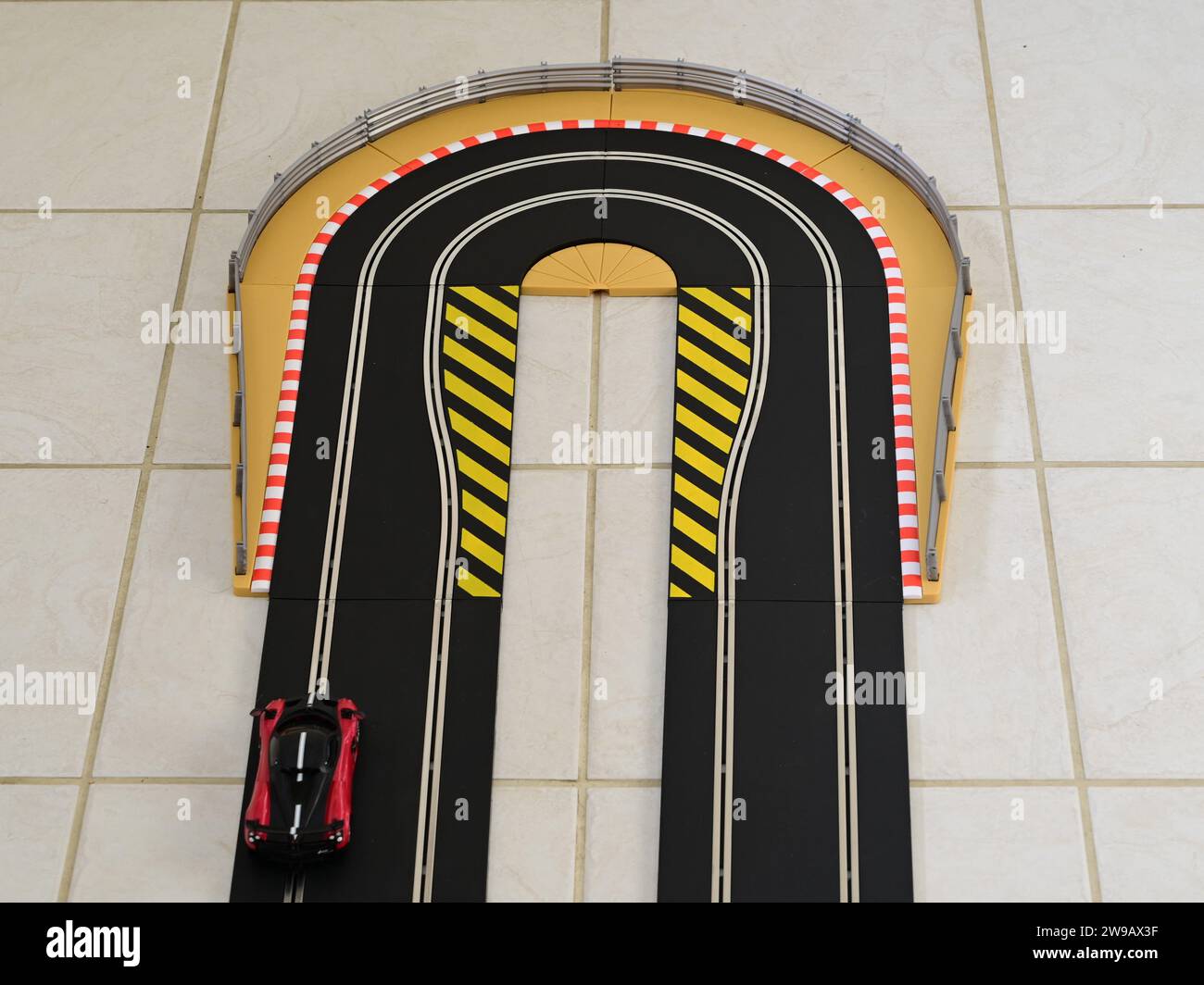 Tornante su una pista da corsa di slot car. Foto Stock