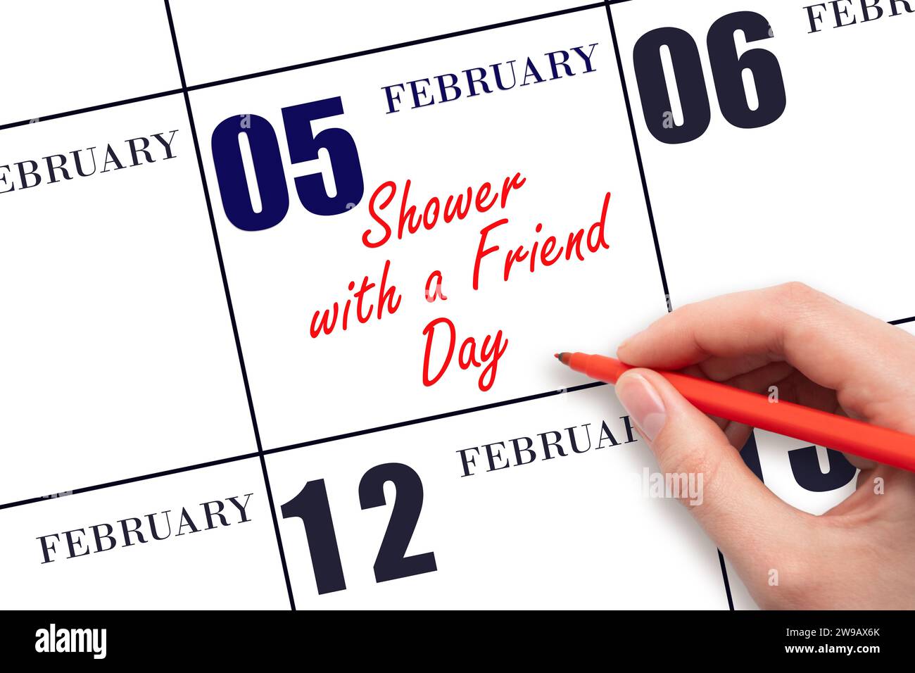 5 febbraio. Doccia di testo scritta a mano con il giorno dell'amico nella data del calendario. Segnatevi la data. Vacanze. Concetto di giorno dell'anno. Foto Stock