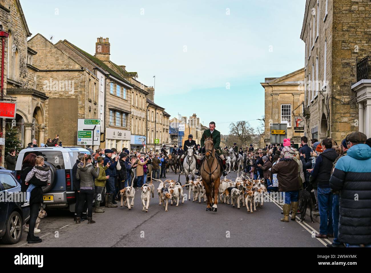 Chipping Norton, Regno Unito. 26 dicembre 2023. Giorno di Santo Stefano incontro degli Heythrop Hunts incontro al Fox Inn nella piazza del mercato di Chipping Norton, una città mercato nelle Cotswold Hills nell'Oxfordshire occidentale, nel distretto dell'Oxfordshire, nel Regno Unito. Credito: Peter Nixon / Alamy Live News Foto Stock