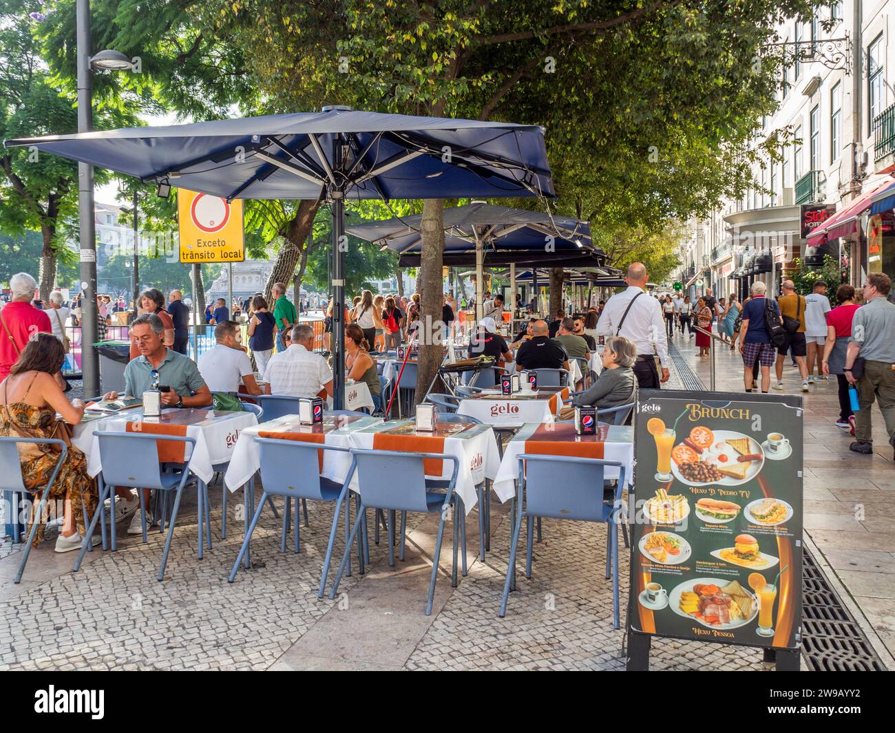 Caffè all'aperto in Rue Augusta, un viale pedonale nel quartiere centrale di Baixa a Lisbona, Portogallo Foto Stock