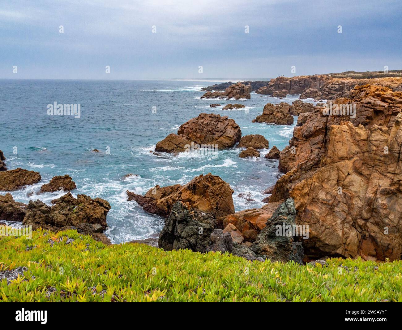 La costa rocciosa dell'Oceano Atlantico nella regione di Costa Azul in Portogallo Foto Stock