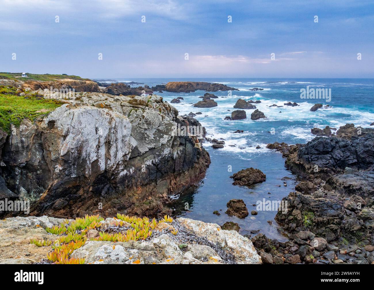 La costa rocciosa dell'Oceano Atlantico nella regione di Costa Azul in Portogallo Foto Stock