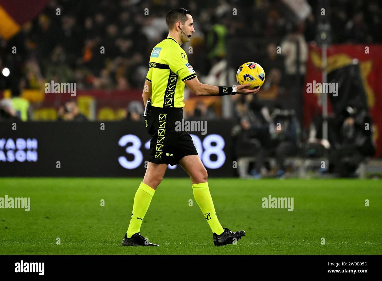 L'arbitro Andrea Colombo tiene il pallone durante la partita di serie A tra AS Roma e SSC Napoli allo stadio Olimpico di Roma, 23 dicembre 2023. Foto Stock