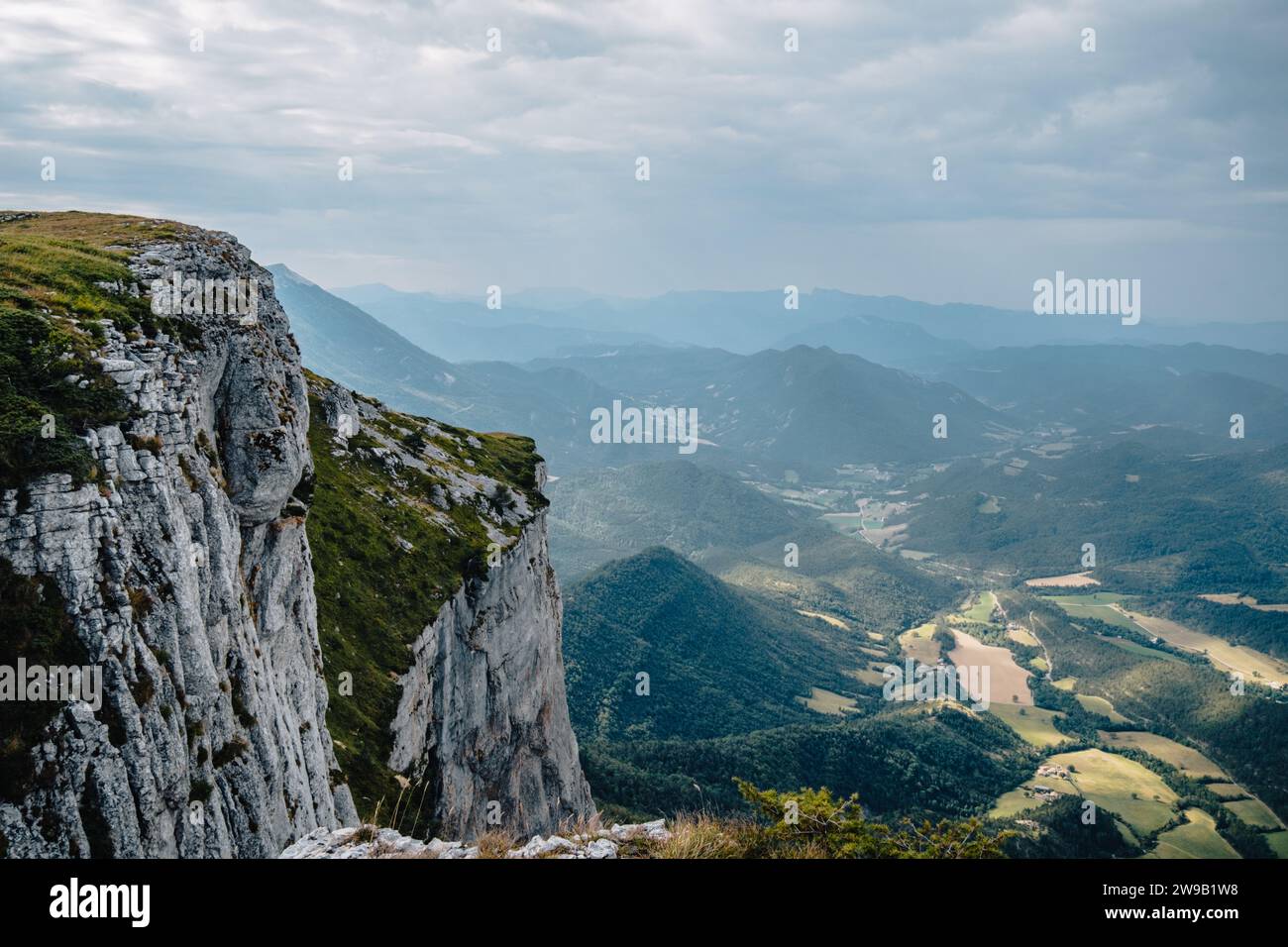 Vista dei prati alpini dell'altopiano del font d'Urle nel Vercors (Drôme, Francia) con le sue scogliere, rocce calcaree e pascoli Foto Stock