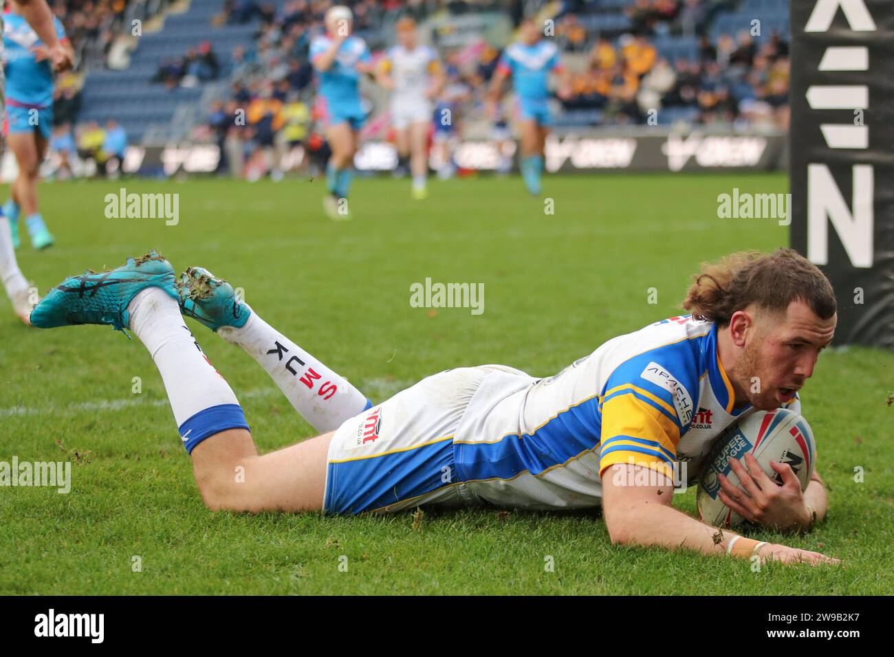 Leeds, Regno Unito. 26 dicembre 2023. AMT Headingley Stadium, Leeds, West Yorkshire, 26 dicembre 2023 Wetherby Whaler Festive Challenge Leeds Rhinos contro Wakefield Trinity Cameron Smith (capitano) di Leeds Rhinos si tuffa per segnare la meta contro Wakefield Trinity Credit: Touchlinepics/Alamy Live News Foto Stock