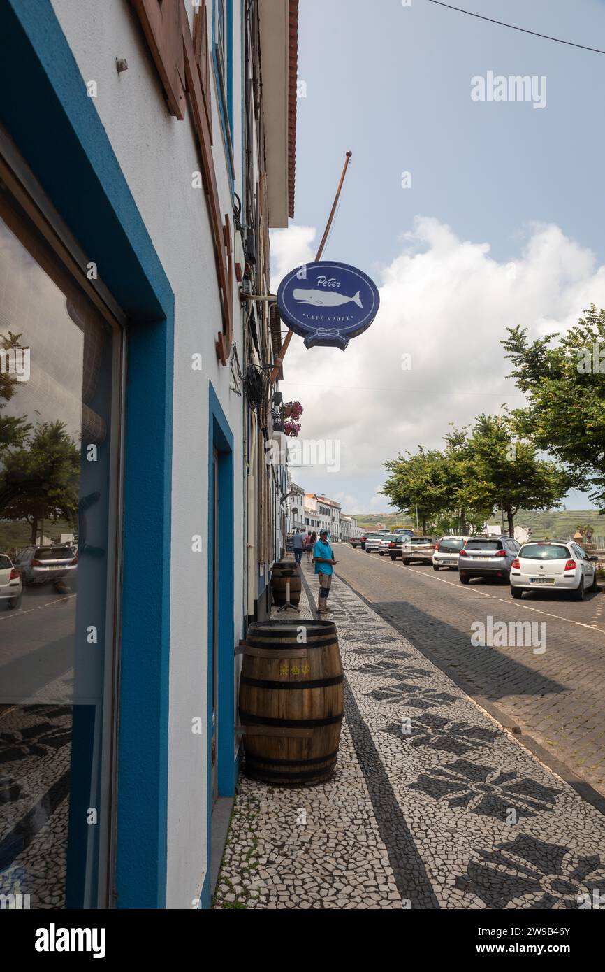 Strada con Peter's Cafe Sport, Horta, Faial Island, Azzorre Foto Stock