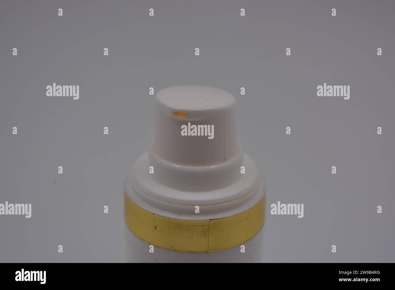 Cosmetici da donna, serie cosmetica per la cura della pelle del viso, crema in vaso in plastica bianca con dispenser disposto su fondo in plastica bianca. Foto Stock