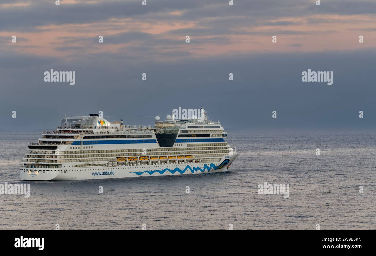 Nave da crociera AidaStella con partenza dal porto delle navi da crociera di Tenerife, Isole Canarie, Spagna Foto Stock