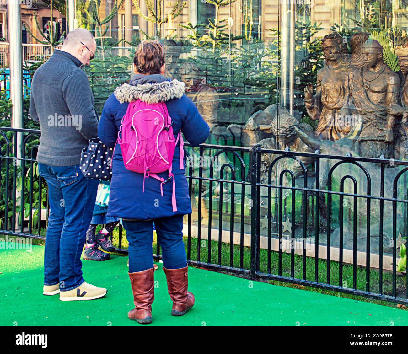 Glasgow, Scozia, Regno Unito. 26 dicembre 2023. Lo shopping natalizio ha visto gli acquirenti sul miglio di stile di scotland Buchanan Street, la sua capitale dello shopping dopo la chiusura delle vacanze. Il presepe in george Square. Credit Gerard Ferry/Alamy Live News Foto Stock