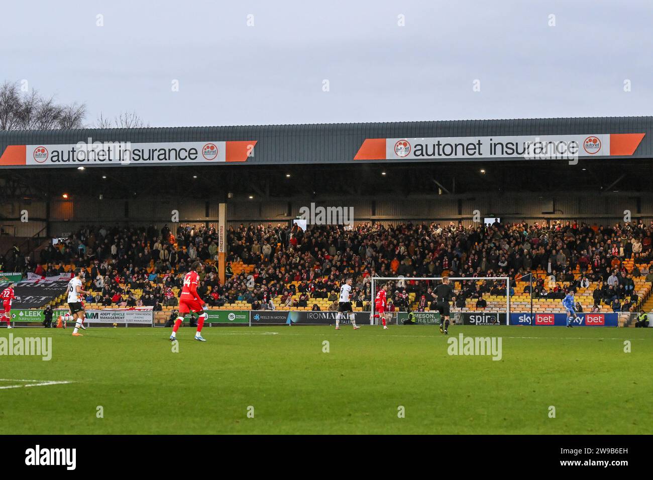 Tifosi di Barnsley durante la partita di Sky Bet League 1 Port vale vs Barnsley a vale Park, Burslem, Regno Unito, 26 dicembre 2023 (foto di Craig Thomas/News Images) Foto Stock