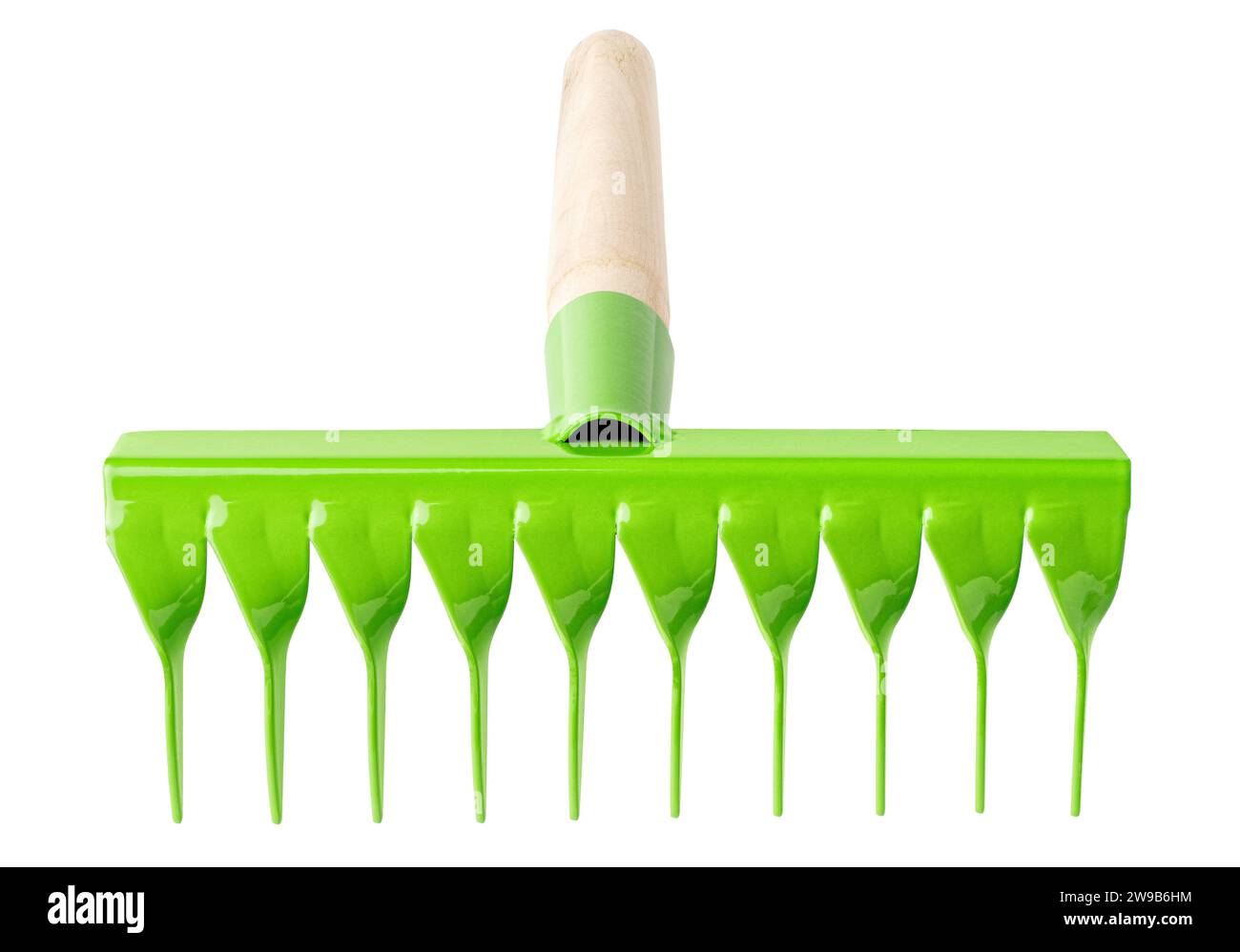 Rastrello in metallo verde con manico in legno, utensile da giardino, isolato su sfondo bianco Foto Stock