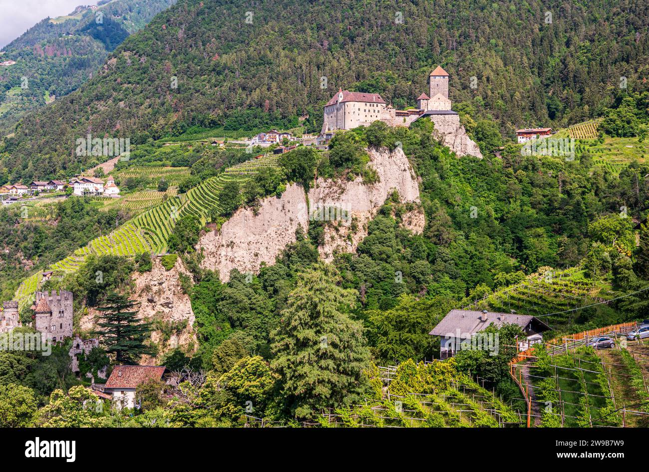 Castello Tirolo vicino al paese Tirolo vicino a Merano, alto Adige, Trentino alto Adige, Italia settentrionale, Europa - paesaggio estivo Foto Stock