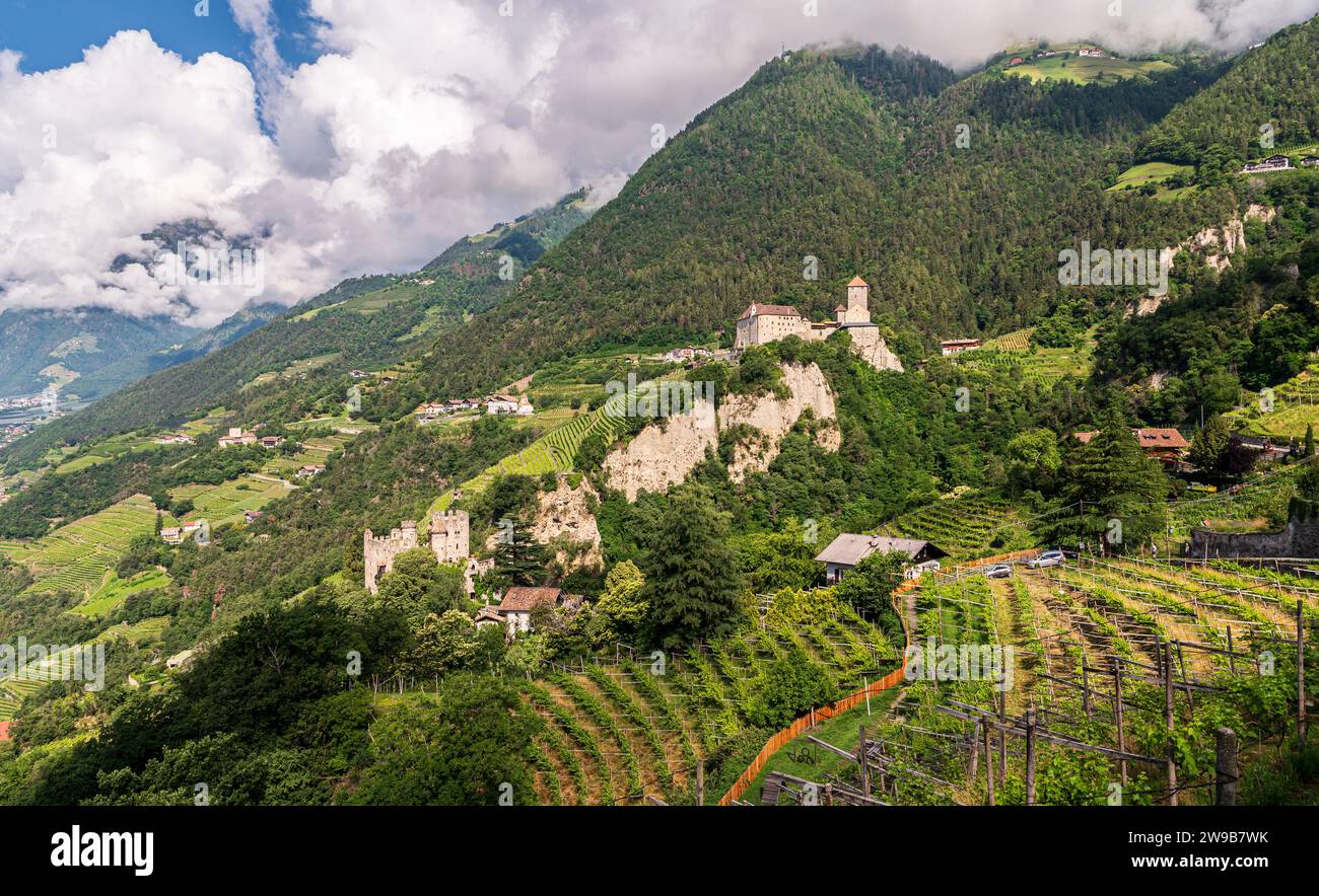 Vista sulla valle del Passeier con il Castello di Brunnenburg e il Castello Tirolo, alto Adige, Trentino, Italia settentrionale, Europa. Vista dal Dorftirol vi Foto Stock