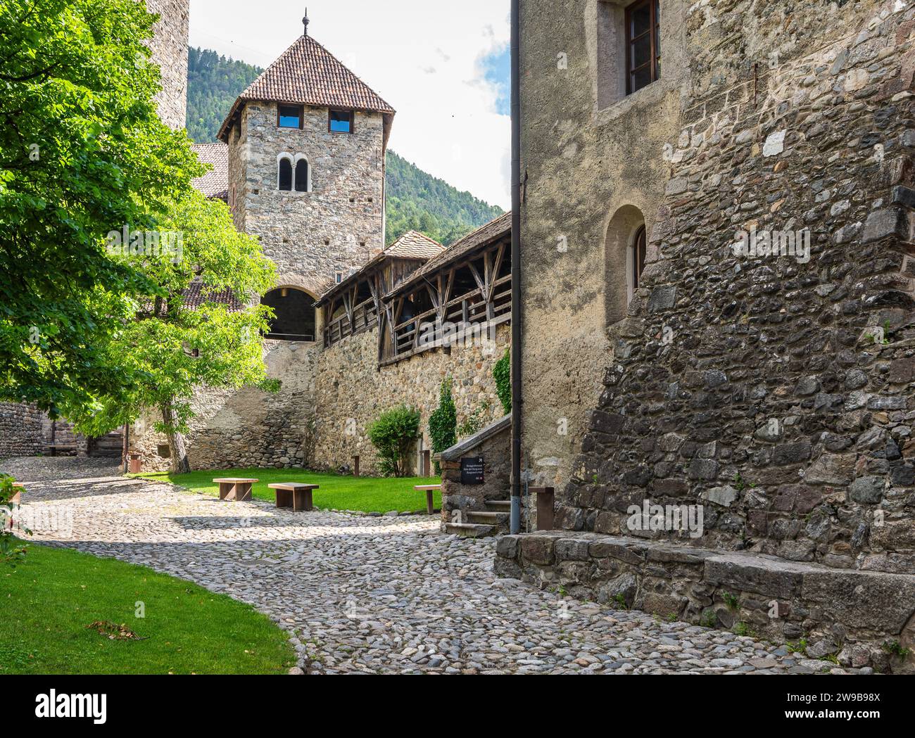 Tirolo, Trentino alto Adige, Italia, 14 giugno 2023: Il cortile interno del Castello Tirolo Foto Stock