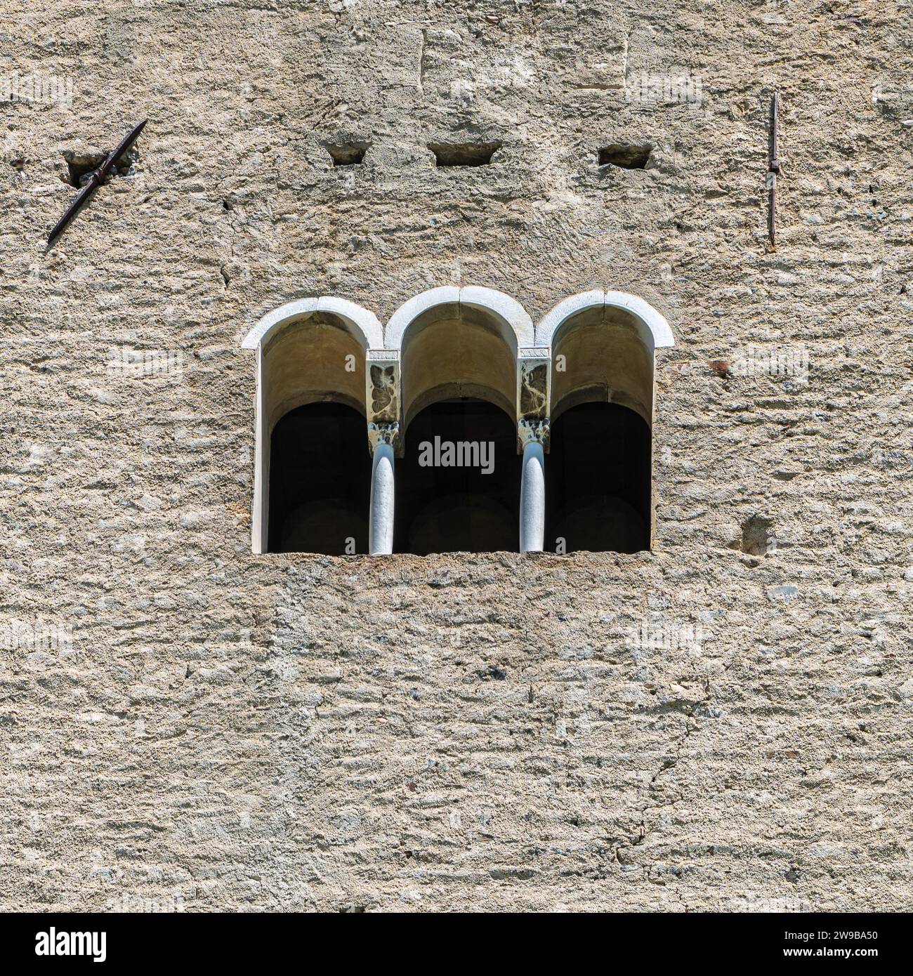 Castello Tirolo in alto Adige. Facciata con finestra medievale a tre luci, Trentino alto Adige, Italia settentrionale, Europa Foto Stock