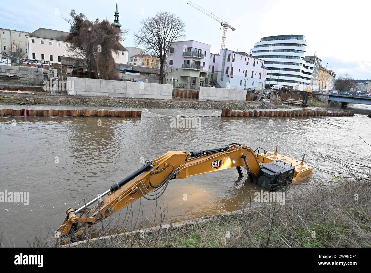 Brno, Repubblica Ceca. 26 dicembre 2023. Riva del fiume Svratka a Brno, Repubblica Ceca, 26 dicembre 2023. Nella figura è illustrato un terzo livello di attività alluvionale dovuto a lavori di costruzione. Credito: Vaclav Salek/CTK Photo/Alamy Live News Foto Stock