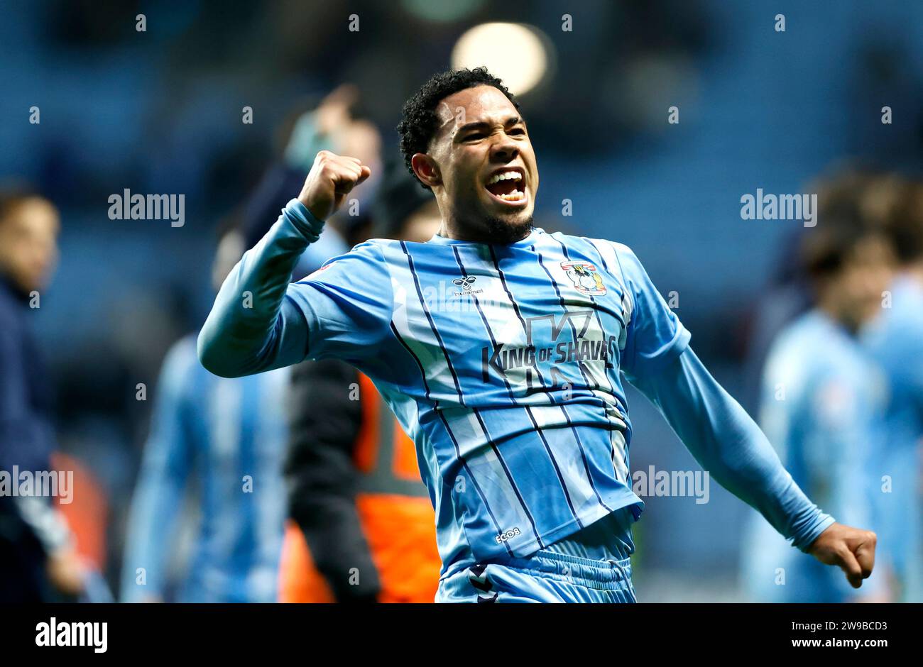 Il Milan van Ewijk di Coventry City festeggia dopo il fischio finale nella partita del campionato Sky Bet alla Coventry Building Society Arena di Coventry. Data immagine: Martedì 26 dicembre 2023. Foto Stock