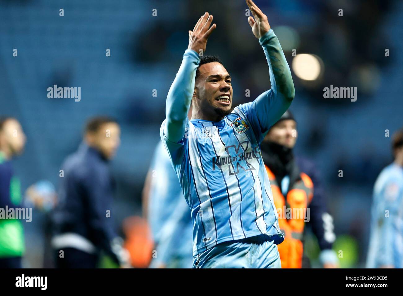 Il Milan van Ewijk di Coventry City festeggia dopo il fischio finale nella partita del campionato Sky Bet alla Coventry Building Society Arena di Coventry. Data immagine: Martedì 26 dicembre 2023. Foto Stock