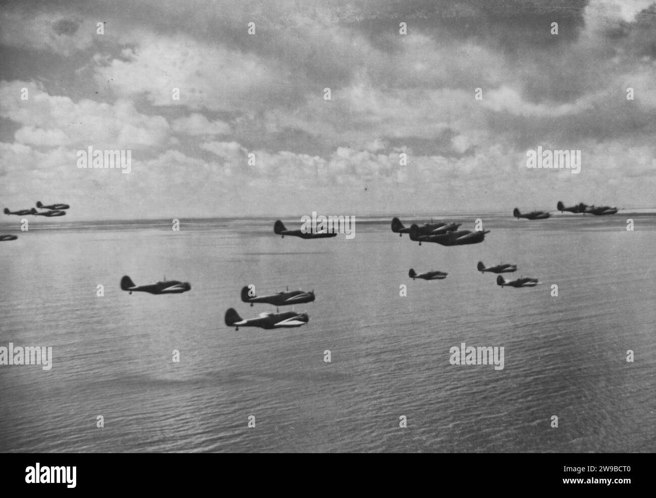 Tunisia-Allied Air Forces hanno attaccato l'asse nell'offensiva di Mareth con maggiore intensità rispetto a prima della battaglia di El Alamein. La piena potenza del famoso servizio navetta nel deserto è stata di nuovo messa a repentaglio dalle forze di Rommel Foto Stock