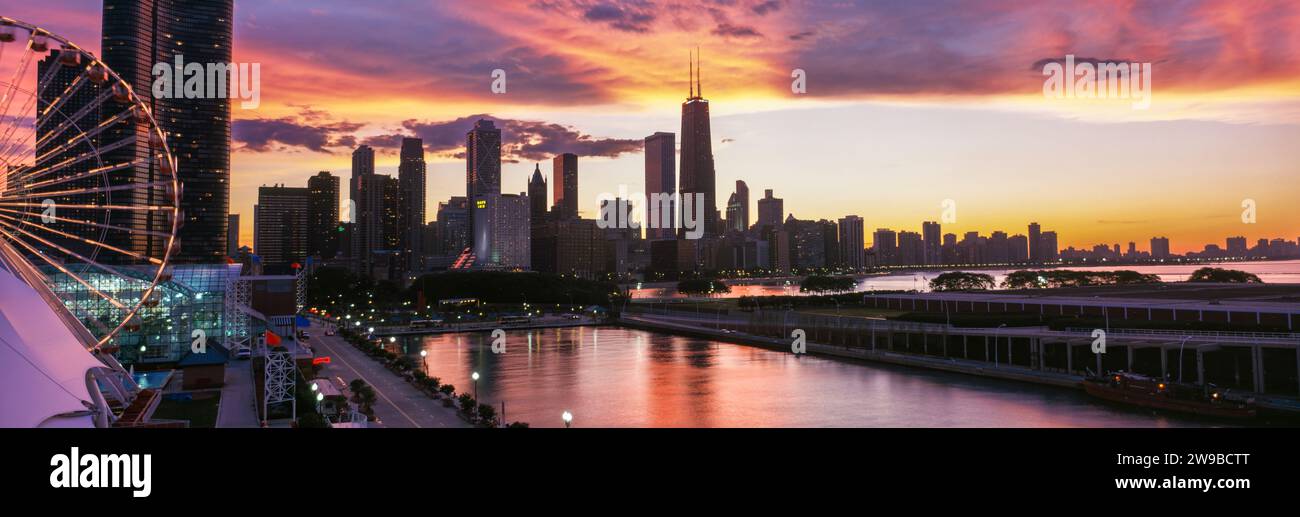 Navy Pier con ruota panoramica al tramonto, Chicago, Illinois, USA Foto Stock