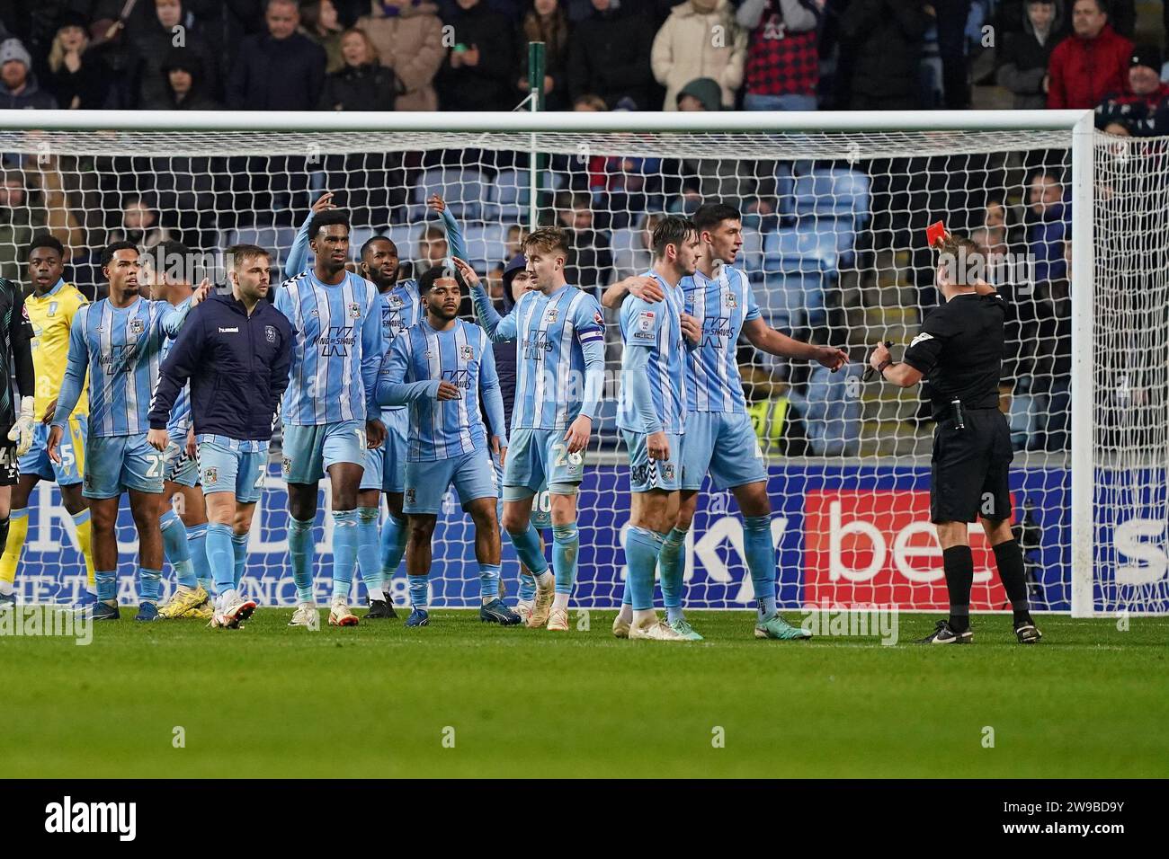 Coventry, Regno Unito. 26 dicembre 2023. Il difensore del Coventry City Liam Kitching (15) cartellino rosso durante il Coventry City FC contro Sheffield Wednesday FC al Coventry Building Society Arena, Coventry, Inghilterra, Regno Unito il 26 dicembre 2023 credito: Every Second Media/Alamy Live News Foto Stock