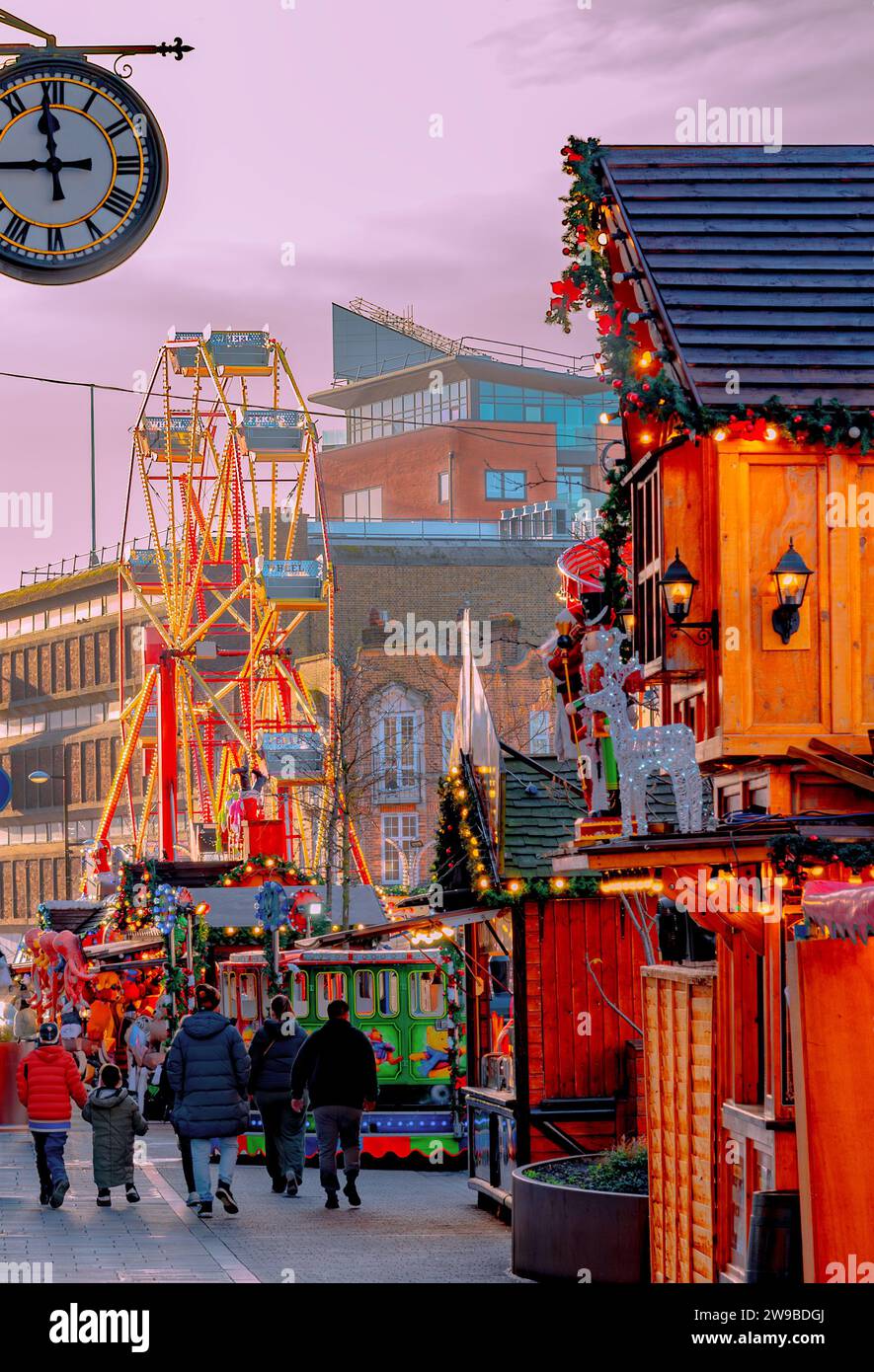 Vista panoramica della ruota dei divertimenti, delle capanne tradizionali del mercato con souvenir e dolci nella città del mercato di Bromley durante le festose vacanze invernali. Foto Stock