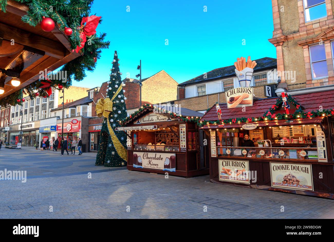Londra, Inghilterra, Regno Unito - 26 dicembre 2023: Mercatino di Natale di Bromley con bancarelle tradizionali che vendono dolci e souvenir in una giornata di sole durante le festività Foto Stock