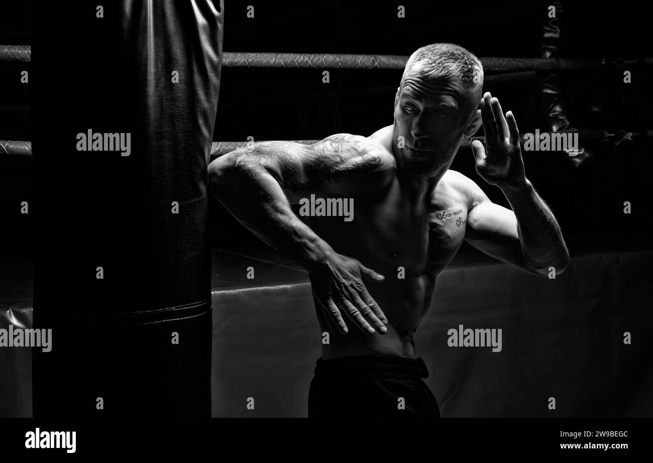 I gomiti Kickboxer sulla borsa in palestra. Il concetto di sport, arti marziali miste Supporti misti Foto Stock