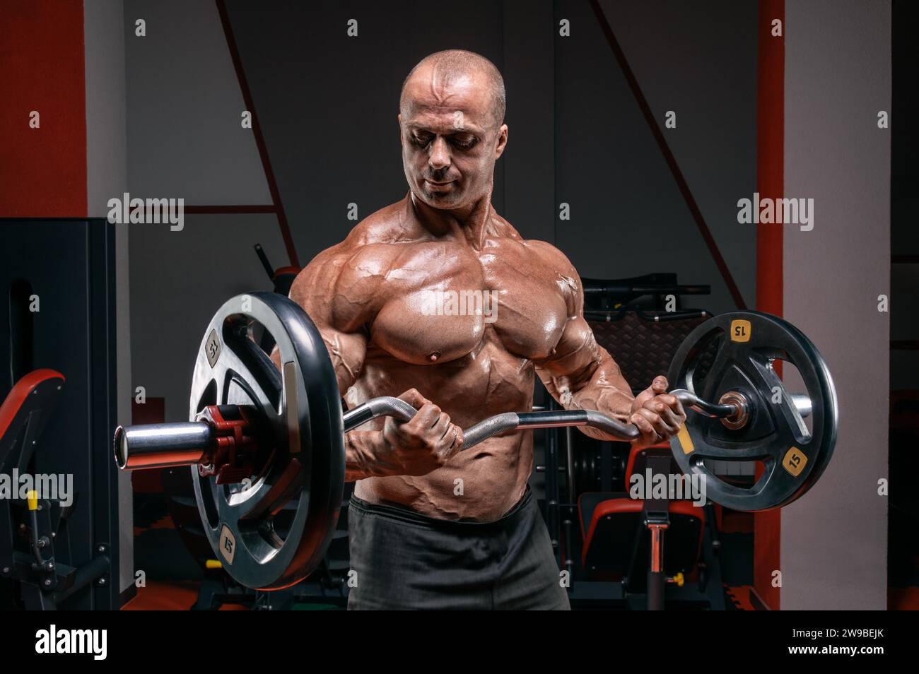 Bodybuilder potente in palestra con campanello. Concetto di bodybuilding. Supporti misti Foto Stock