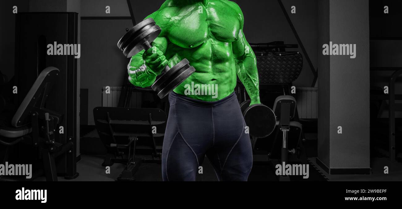 Bodybuilder potente con allenamento a pelle verde in palestra con manubri. Nessun ritratto del nome. Supporti misti Foto Stock