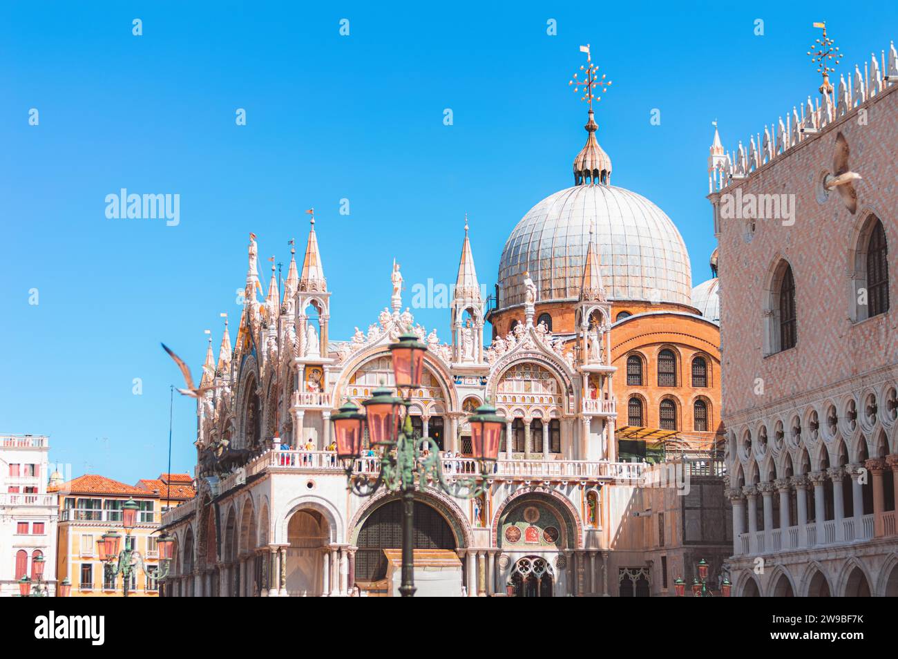 St Piazza San Marco a Venezia. Vista della basilica. Supporti misti Foto Stock