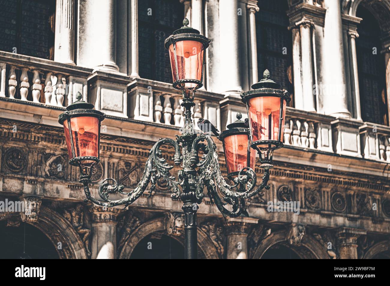 Lanterna a St. Mark's Square. Il concetto di viaggio, architettura, Italia, Venezia. Media misti, Europa Foto Stock
