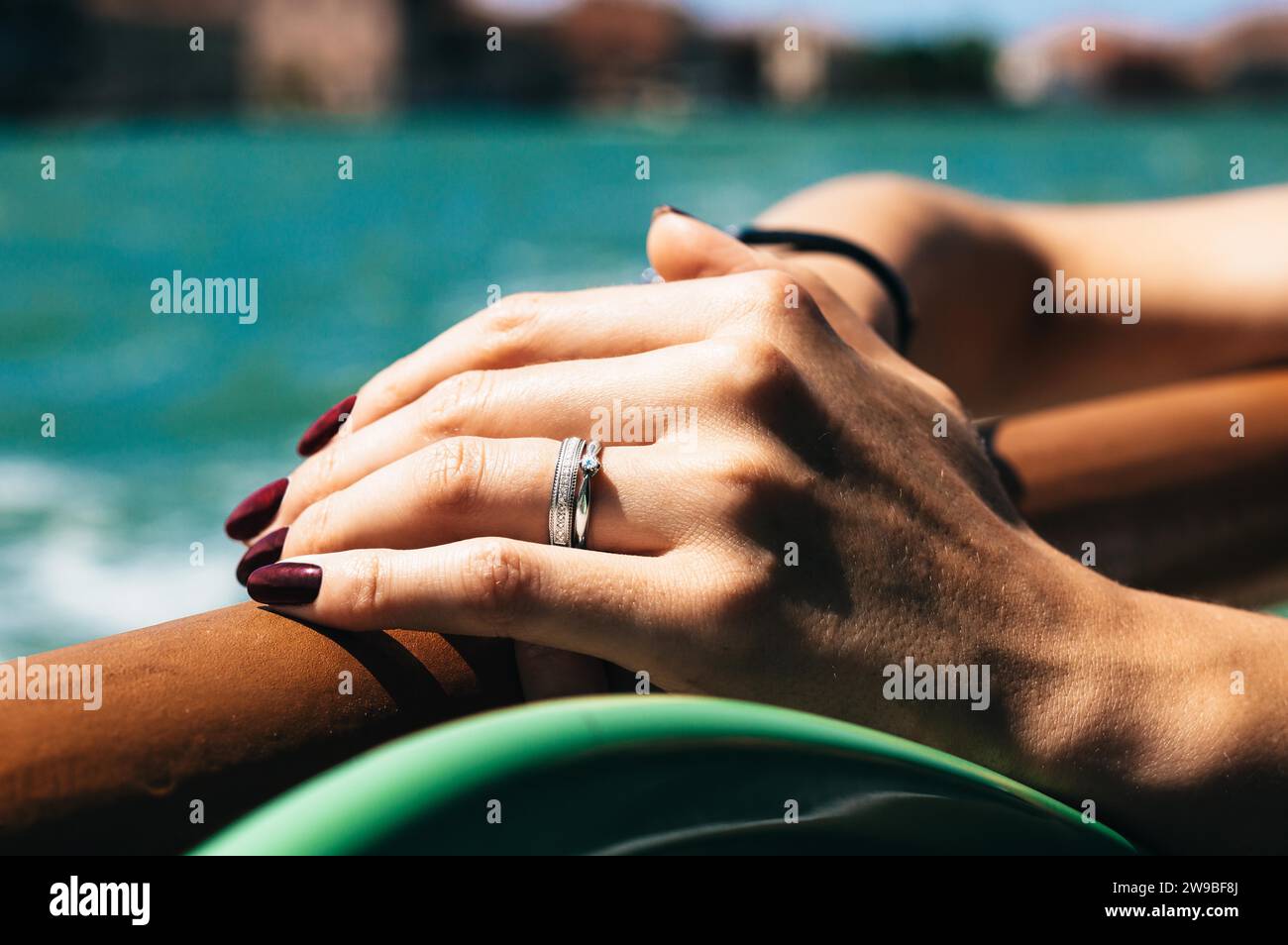 Mano di una ragazza con un anello nuziale. Il concetto di visitare matrimoni, felicità, famiglia. Supporti misti Foto Stock