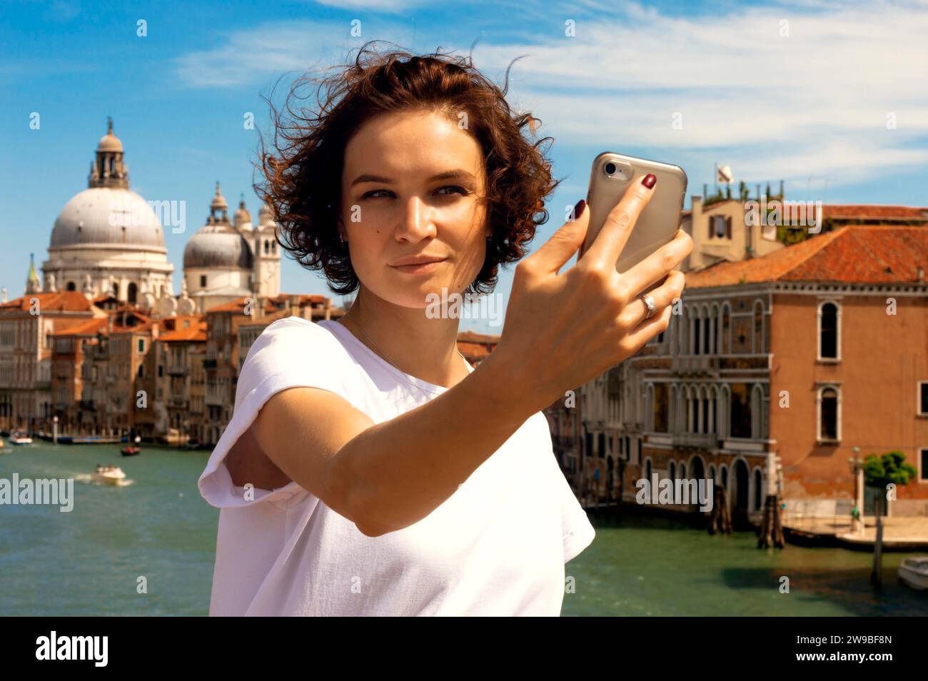 Ritratto di una ragazza affascinante con vista su santa maria della salute. Concetto di viaggio e vacanza. Supporti misti Foto Stock